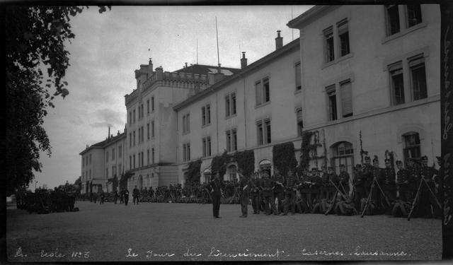 Devant la caserne